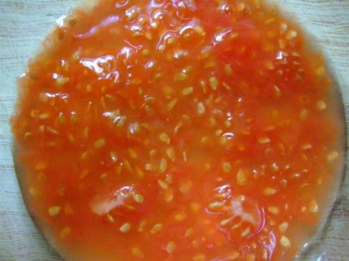 Gallertartige Masse aus entnommenen Tomatensamen