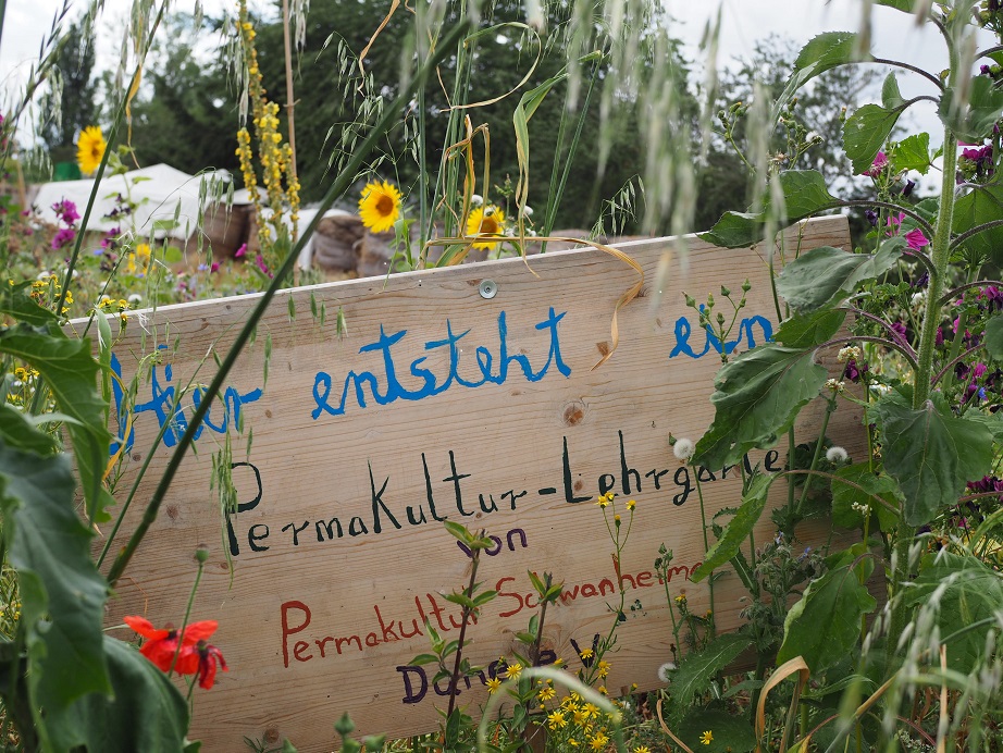 Holzschild: HIer entsteht ein Permakultur-Lehrgarten