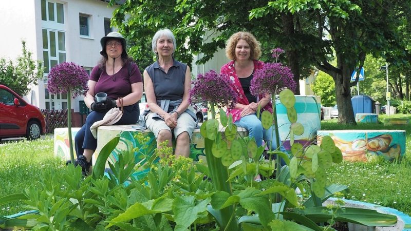 Die Gärtnerinnen mit einem bepflanzten Kübel des Enkheimer Urban-Gardening-Projekts
