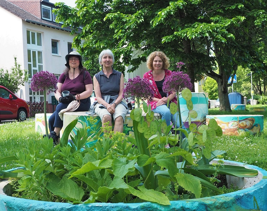 Die Gärtnerinnen mit einem bepflanzten Kübel des Enkheimer Urban-Gardening-Projekts